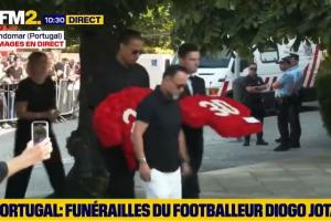 IM电竞-利物浦球员抵达若塔兄弟葬礼现场，范迪克、罗伯逊手拿花圈